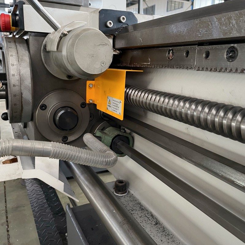 horizontal manual lathe